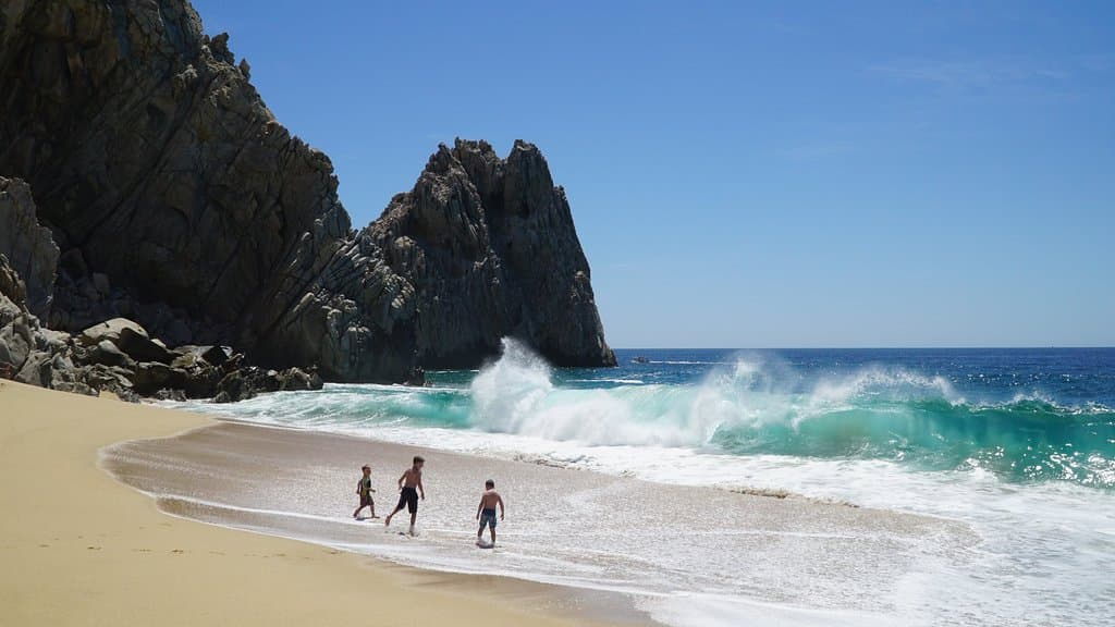 Пляж дикий, волны и течение мощные, купаться опасно
