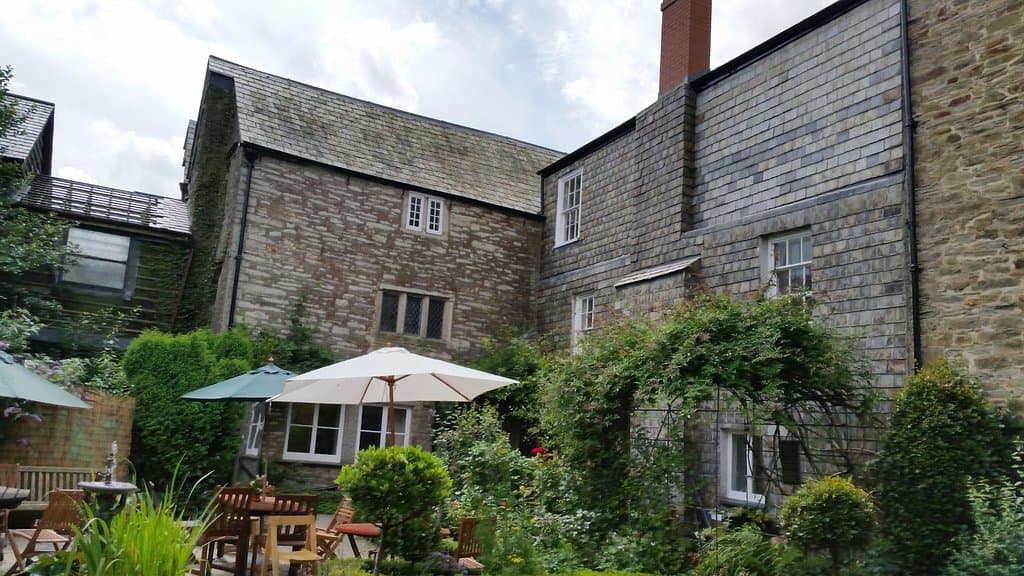 this is the garden of the Stuart House, a nice place from XXXI century. nice food