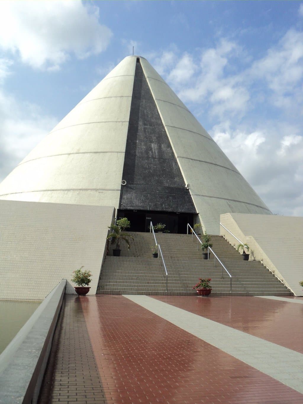 Bangunan utama Monjali sekilas mirip Pyramide Mesir