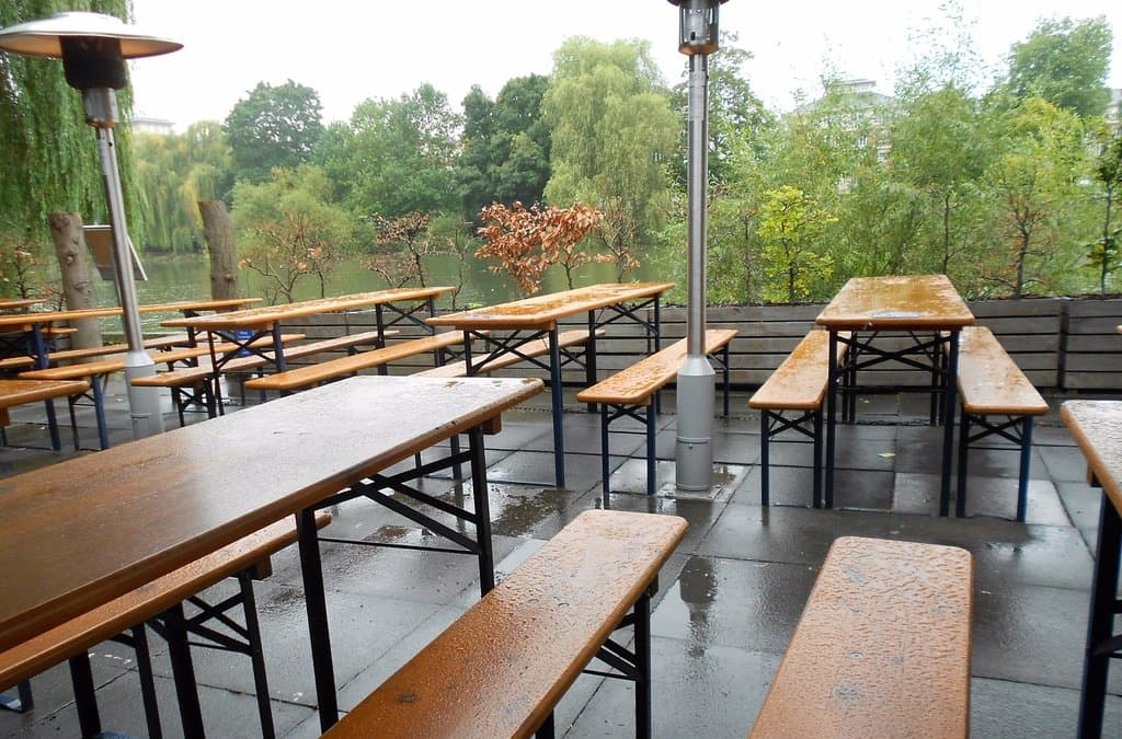 Tavoli dopo la pioggia