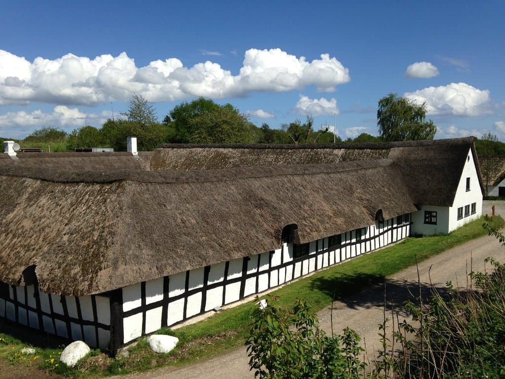 Gården Nedre Strandkær, der er basis for Molslaboratoriets arealer