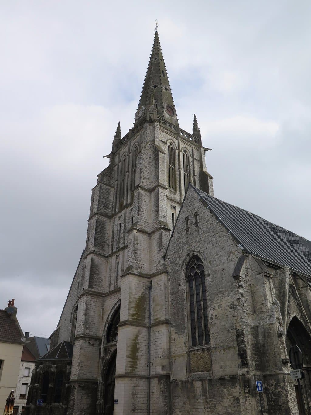 Готическая башня церкви со шпилем