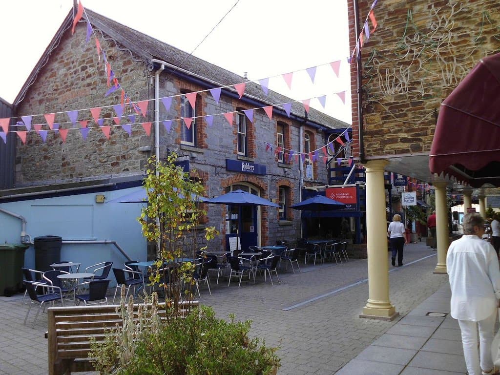 Entry from the city center