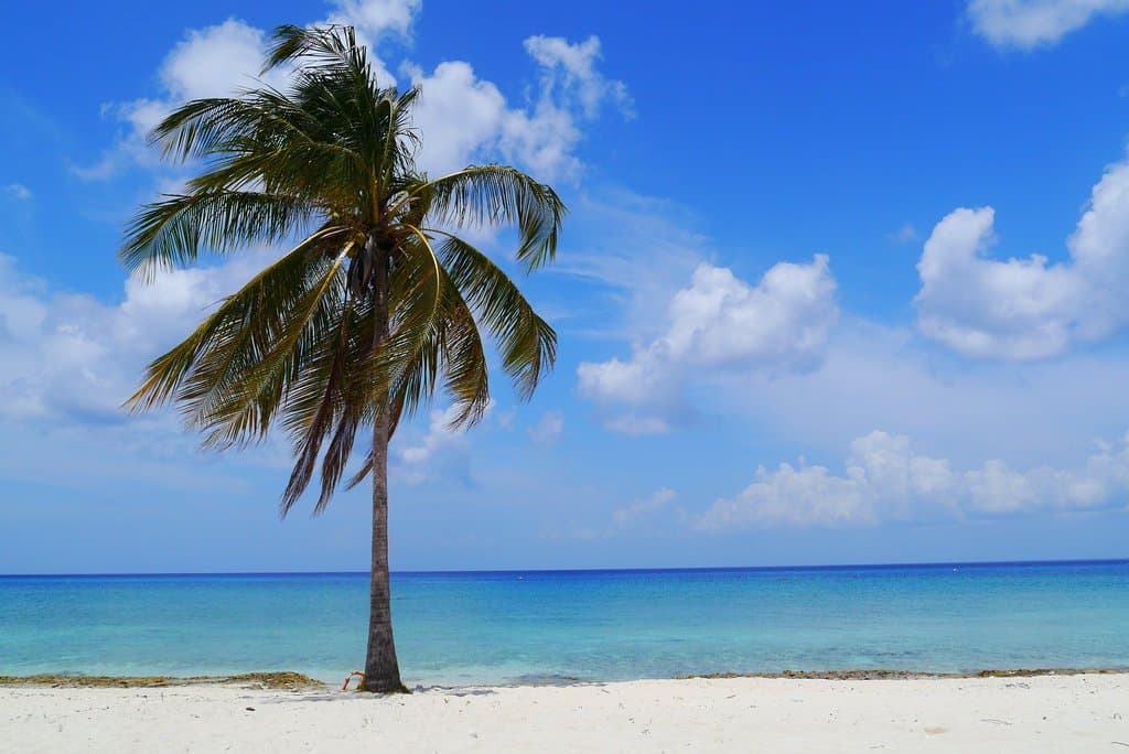 Blick vom Strand zum klaren, türkisfarbenen Meer.