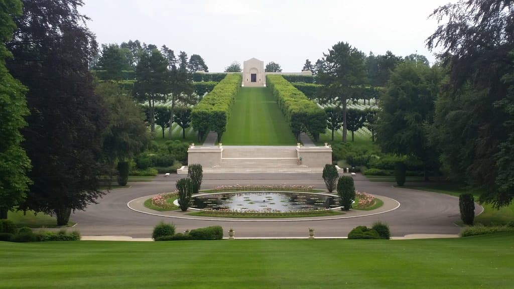 Bâtiment des visiteurs (centro de visitantes) y gran estanque con nenúfares.