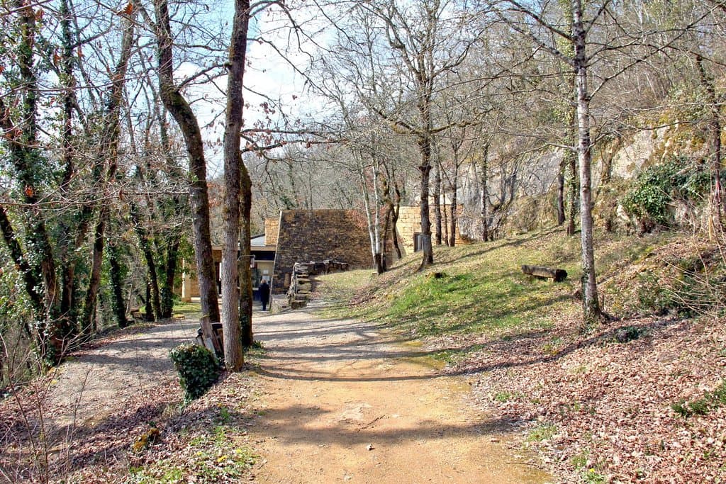 Path towards the visitor center.