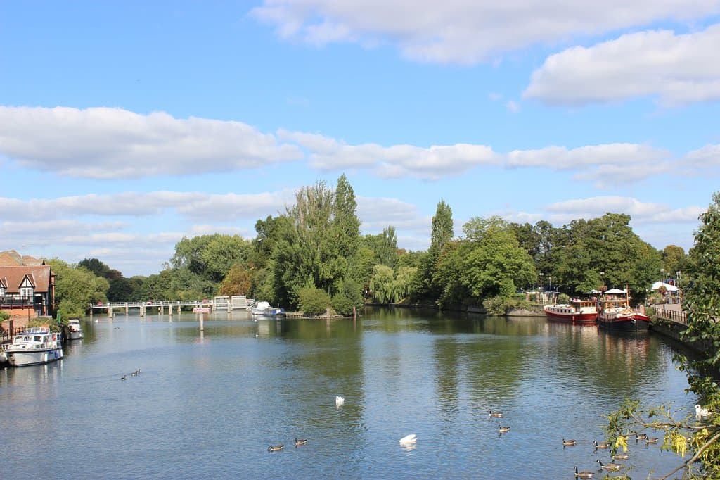 на другой стороне реки