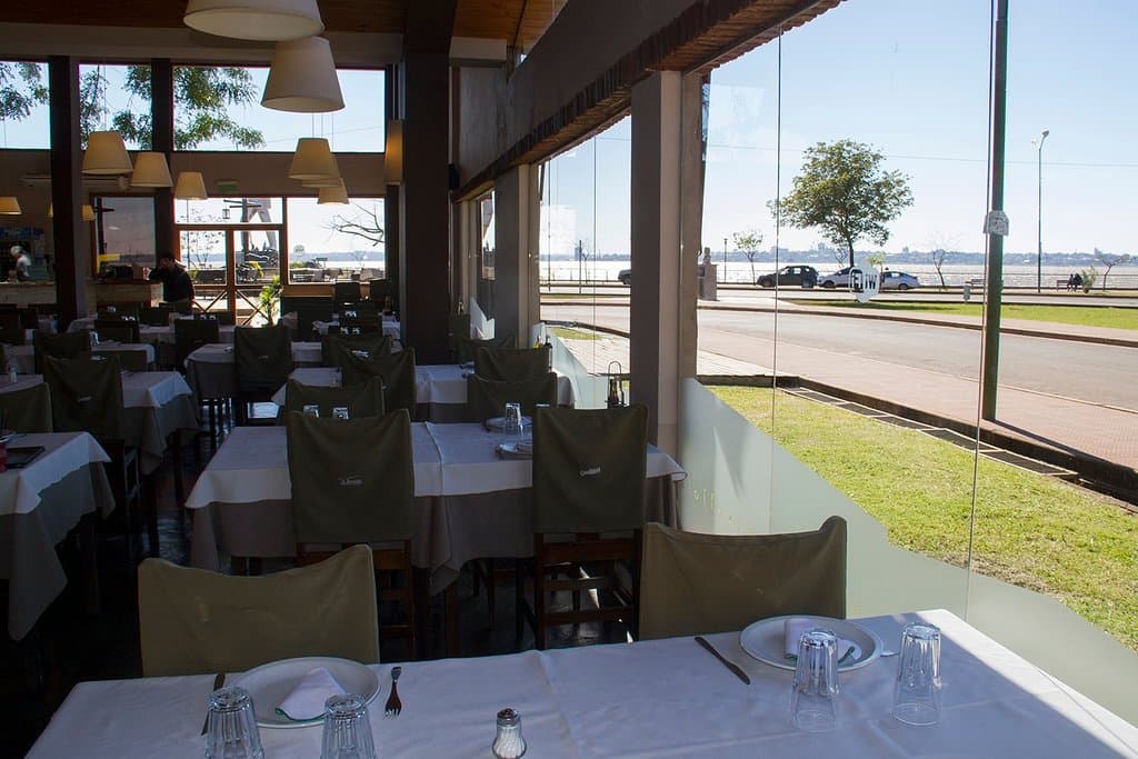 Instalaciones con la vista panorámica a la costanera de la ciudad de Posadas. 