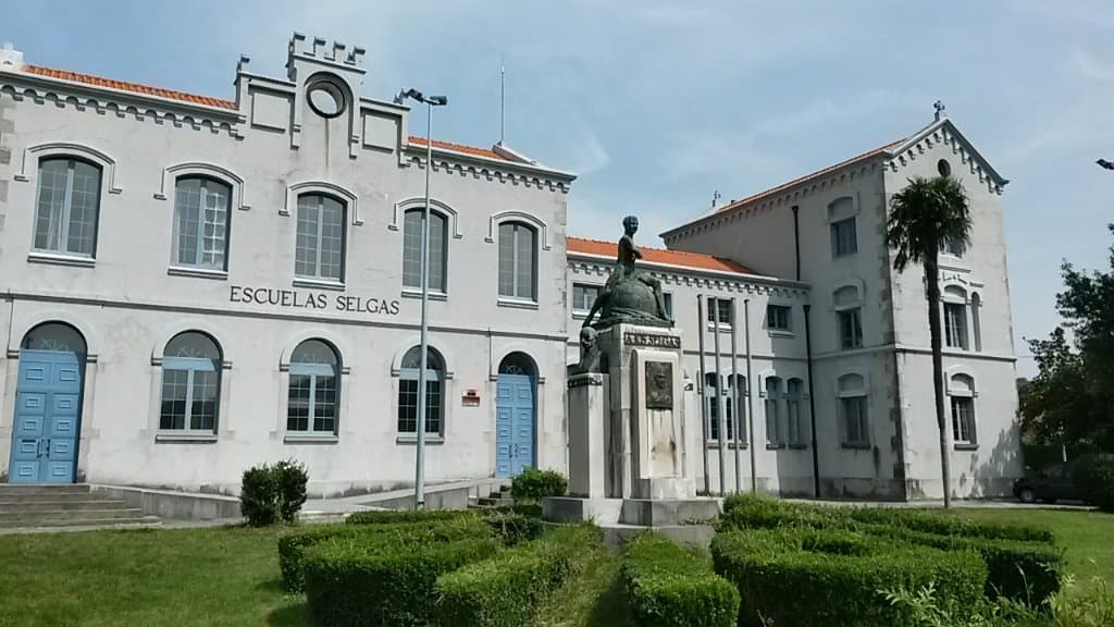 Escuelas Selgas, fundadas por los hermanos Selgas contiguas al palacio.