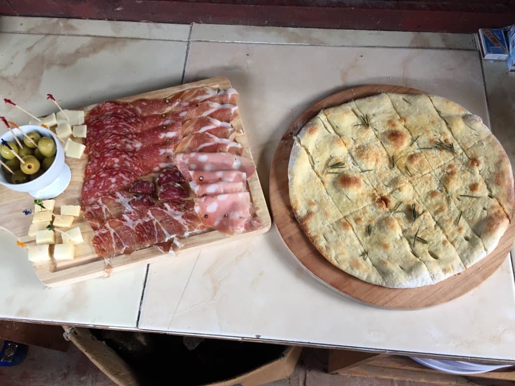 embutidos italiano y focaccia blanca