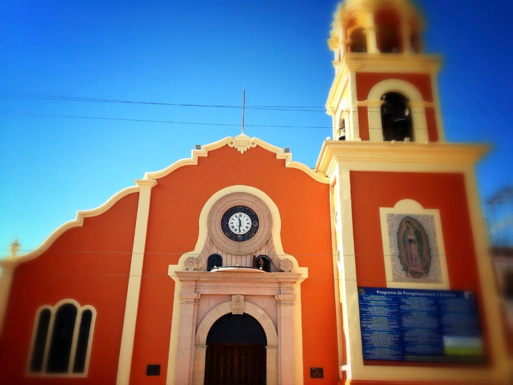 Catedral de Mexicali, reloj y apóstoles.