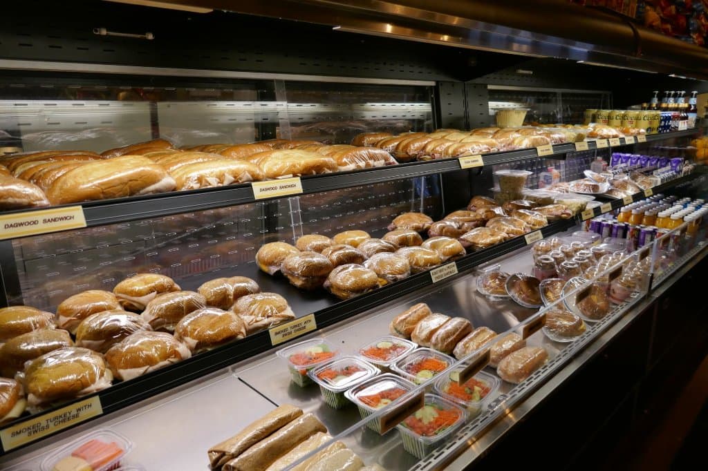 Old Faithful Inn Bear Paw Deli