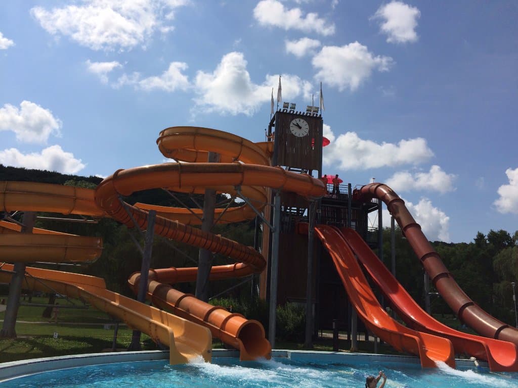 Kislányomnak a legmagasabb csúszda tetszett, kb. 100x másztunk fel, hogy lecsússzunk...:)