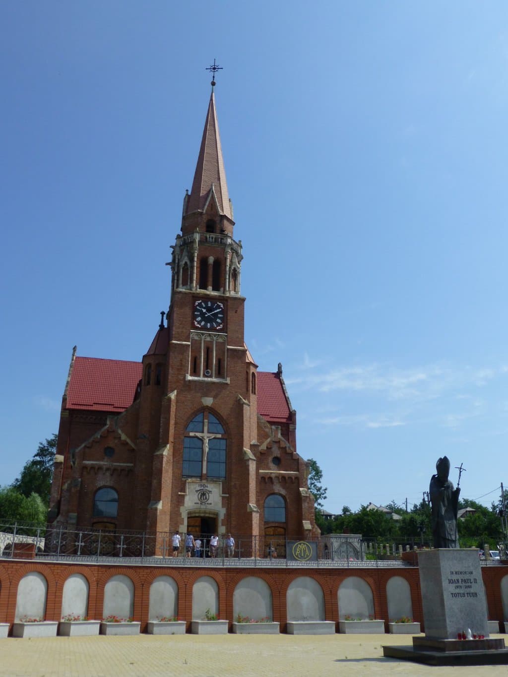 Iglesia católica polaca enfrente de la mina