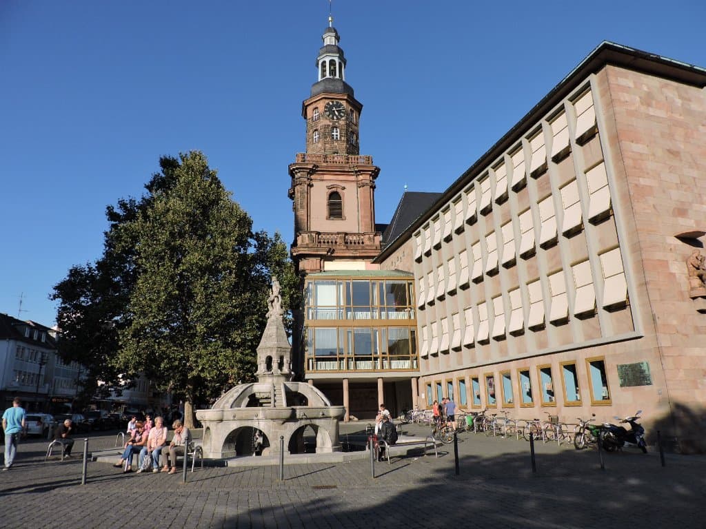 Zum Siegfriedbrunnen, Worms, Alemania.