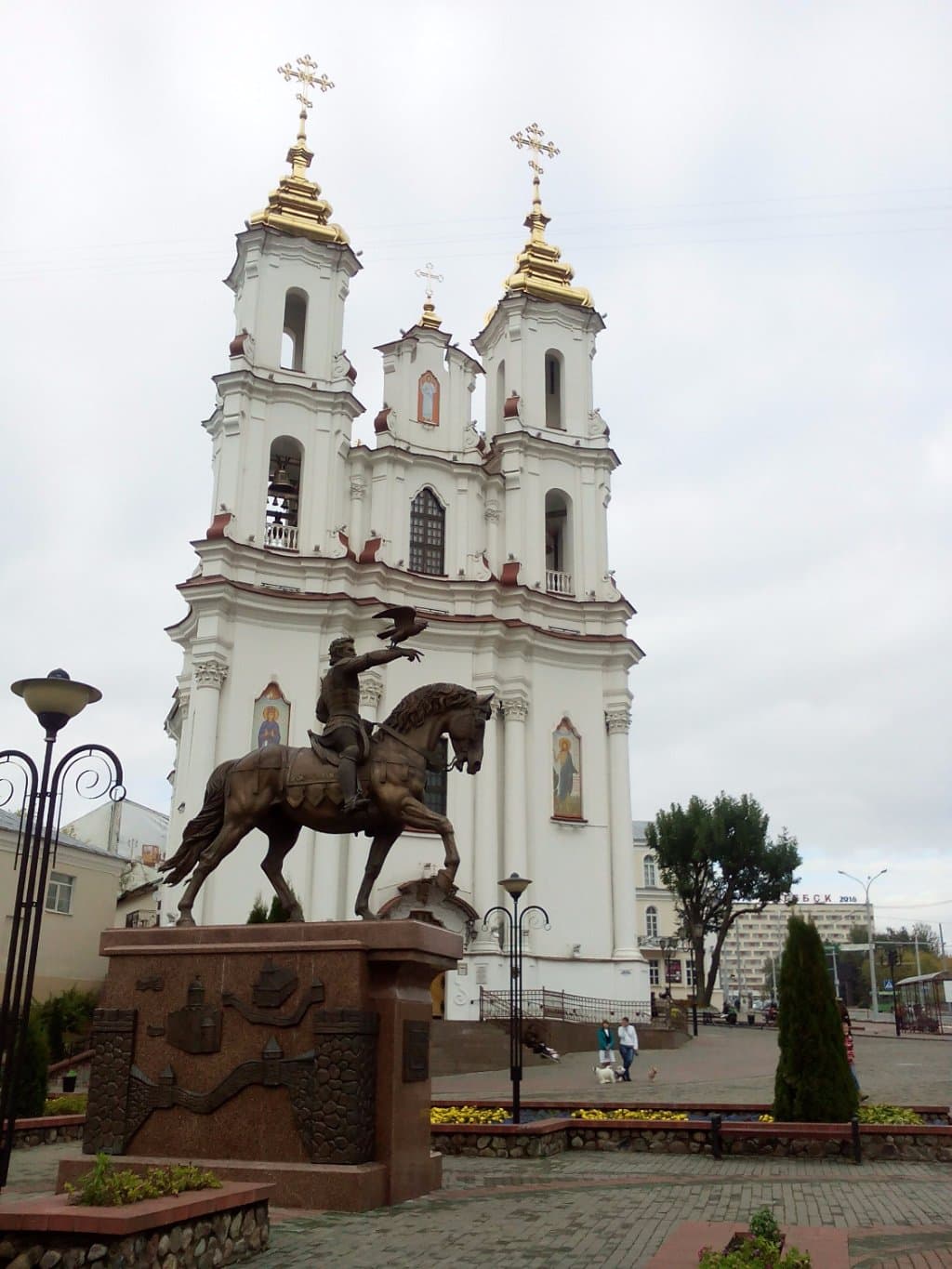 Памятник Ольгерду на фоне Ольгинской церкви