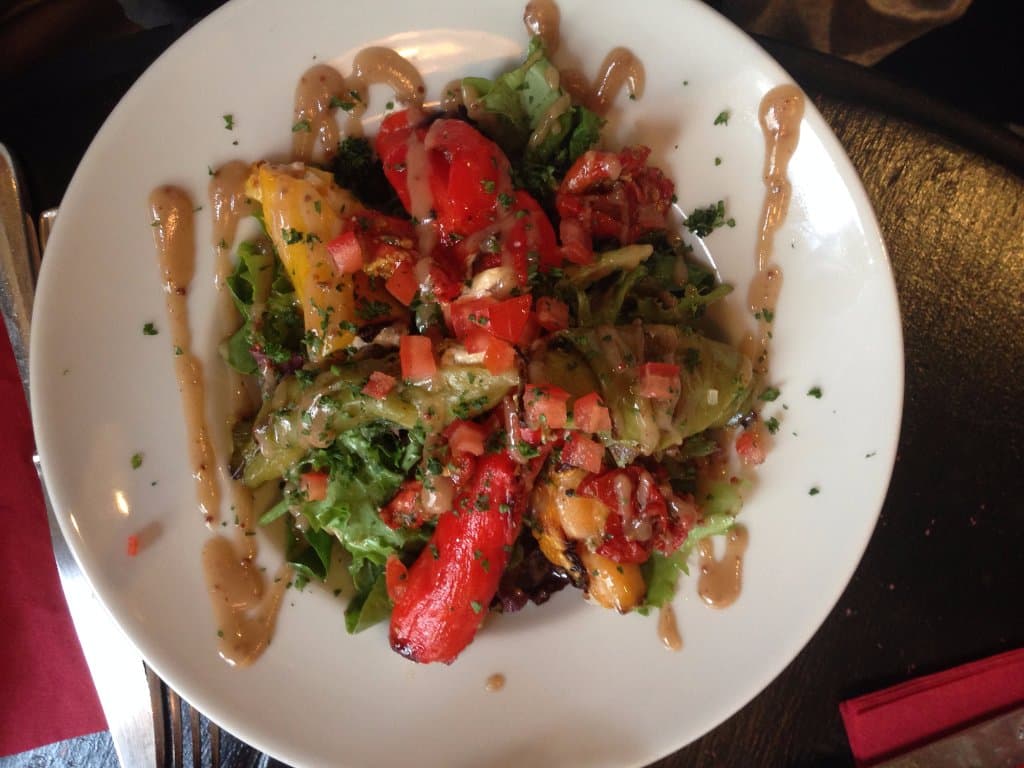 Salade de poivron farcis au chèvre, copieux et goûteux.