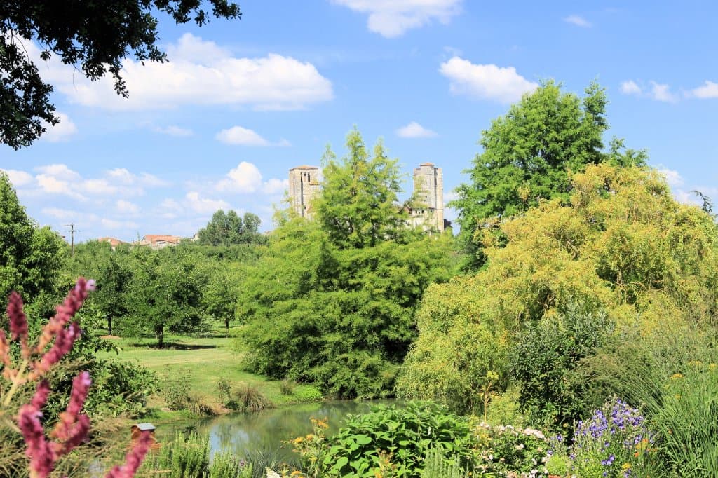 La collégiale La Romieu depuis les jardins