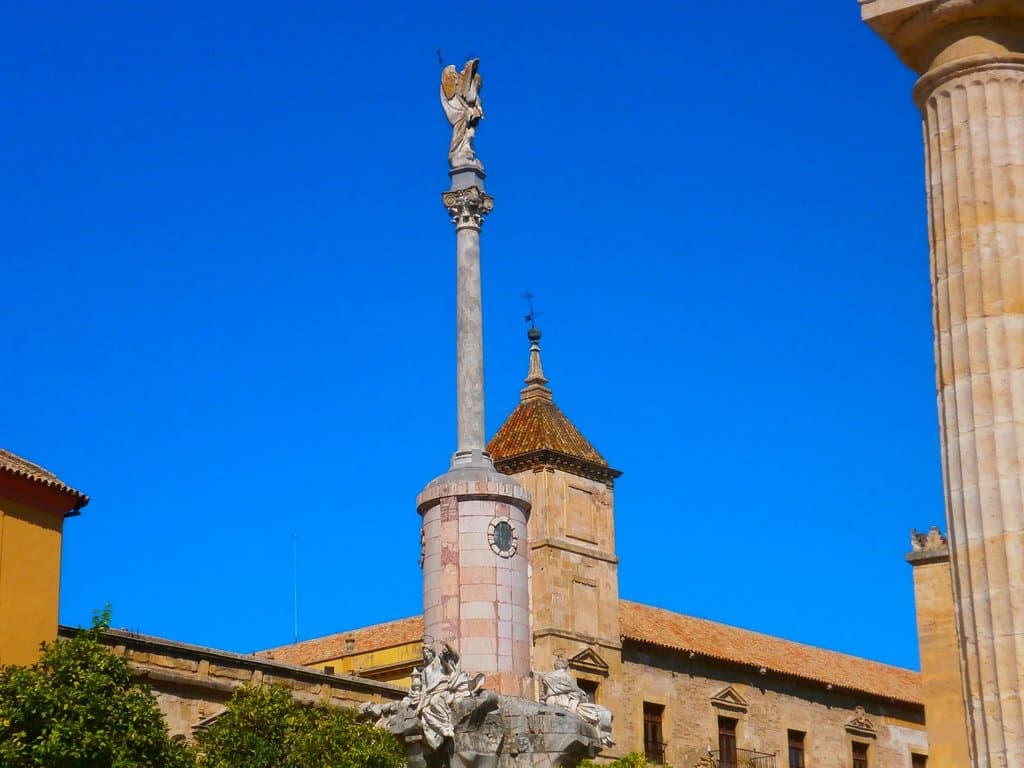 Bajo un cielo azul.