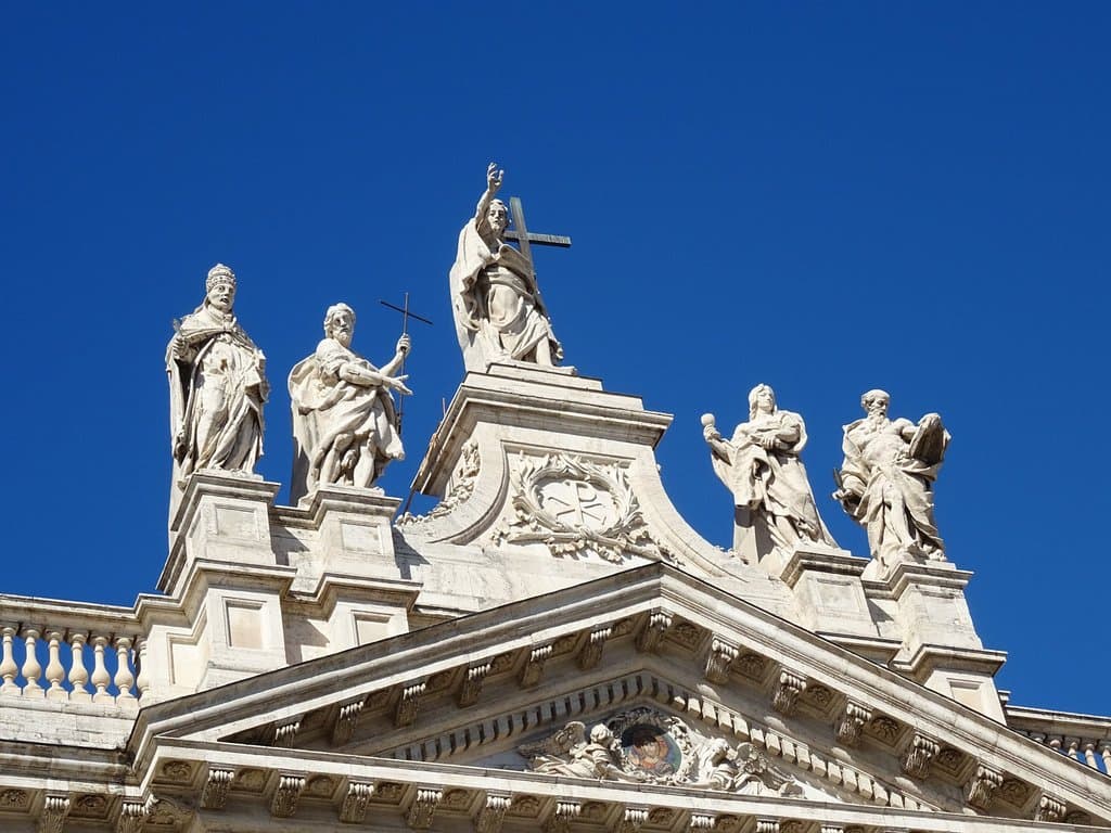 SUPERBES Statues des Apôtres au centre de la Façade de la Basilique