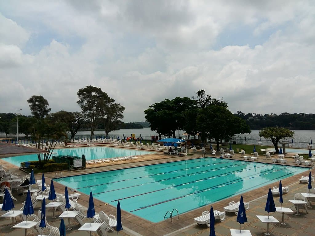 Piscinas do clube.