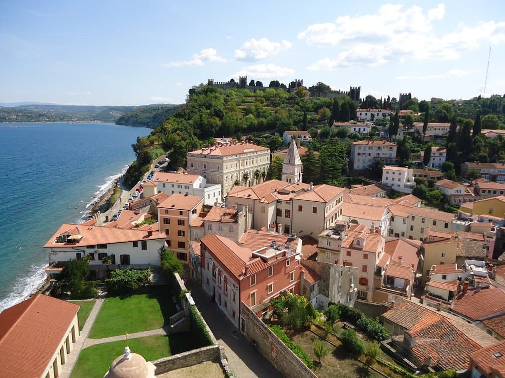 Al fondo, la gran muralla.