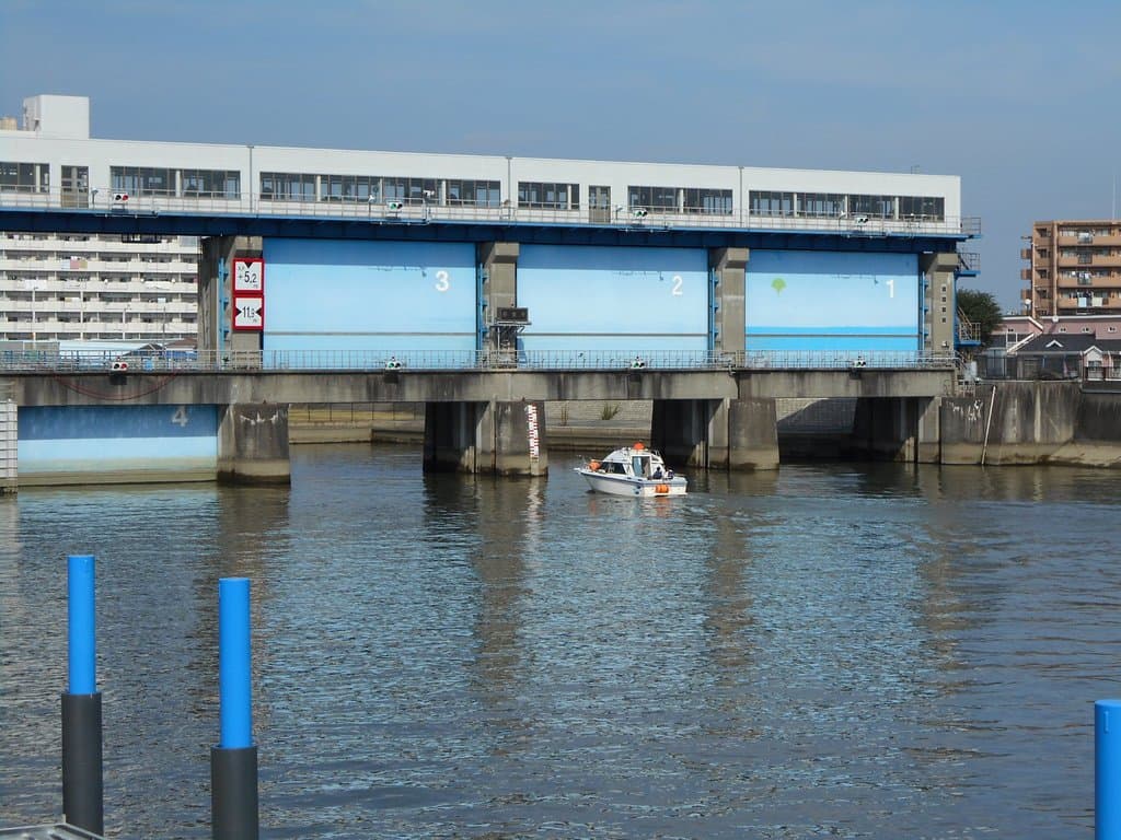 船舶通行中の今井水門