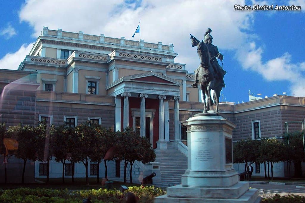 Esterno del museo storico con la statua di Kolokotronis
