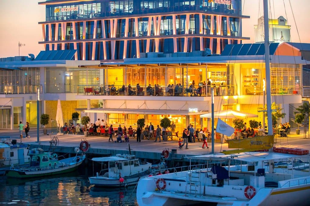 μπορείτε να απόλαυσετε γευστικά σνακ και δημιουργίες γαστρονομίας καθ’ όλη τη διάρκεια της ημέρα