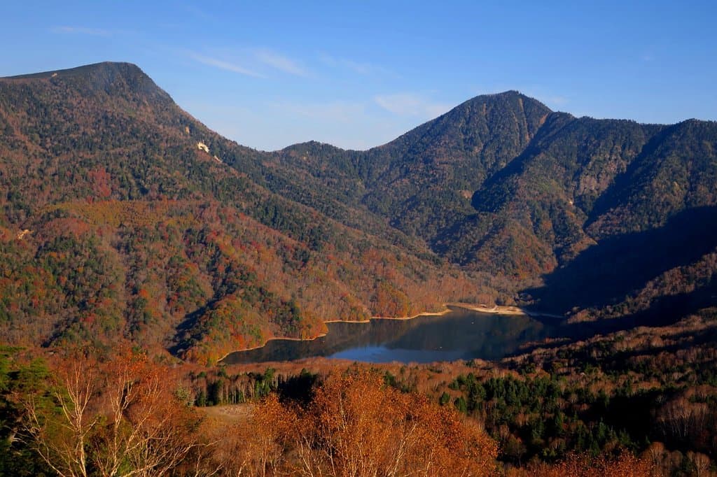 丸沼を囲むように紅葉した山々が・・・