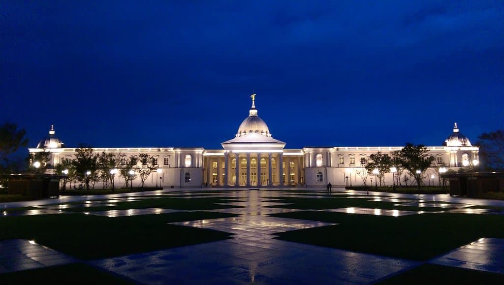 夕陽西下後，剛入夜的奇美博物館美斃了