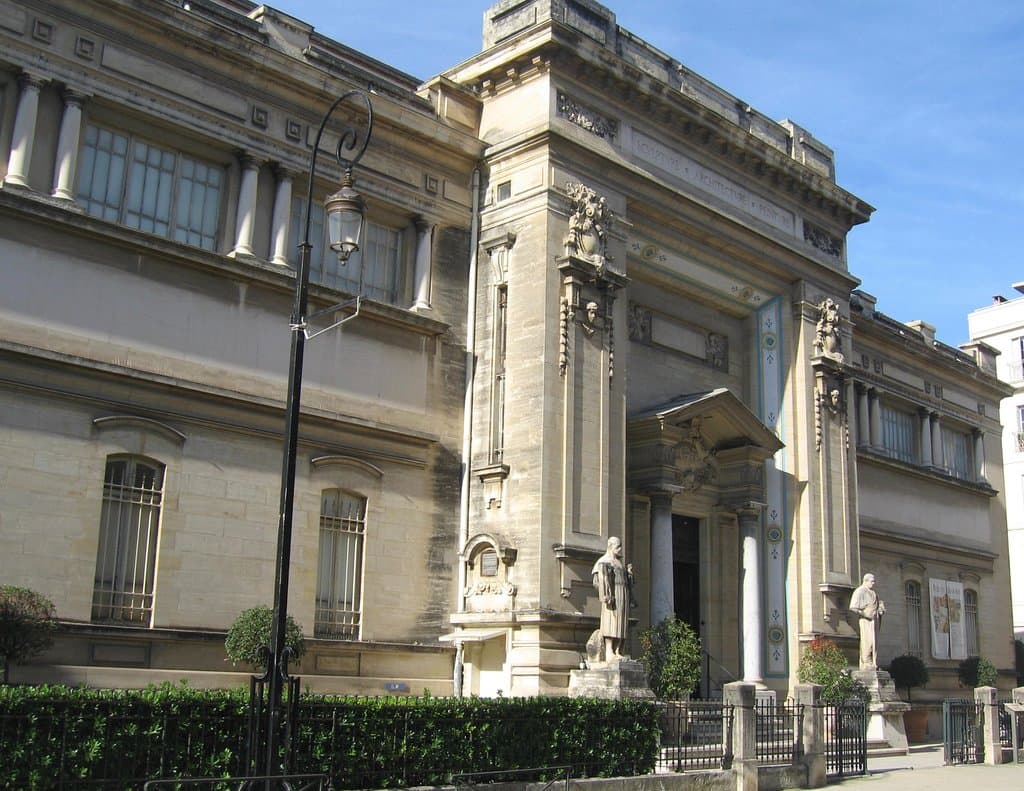 La façade du musée des beaux-arts de Nîmes