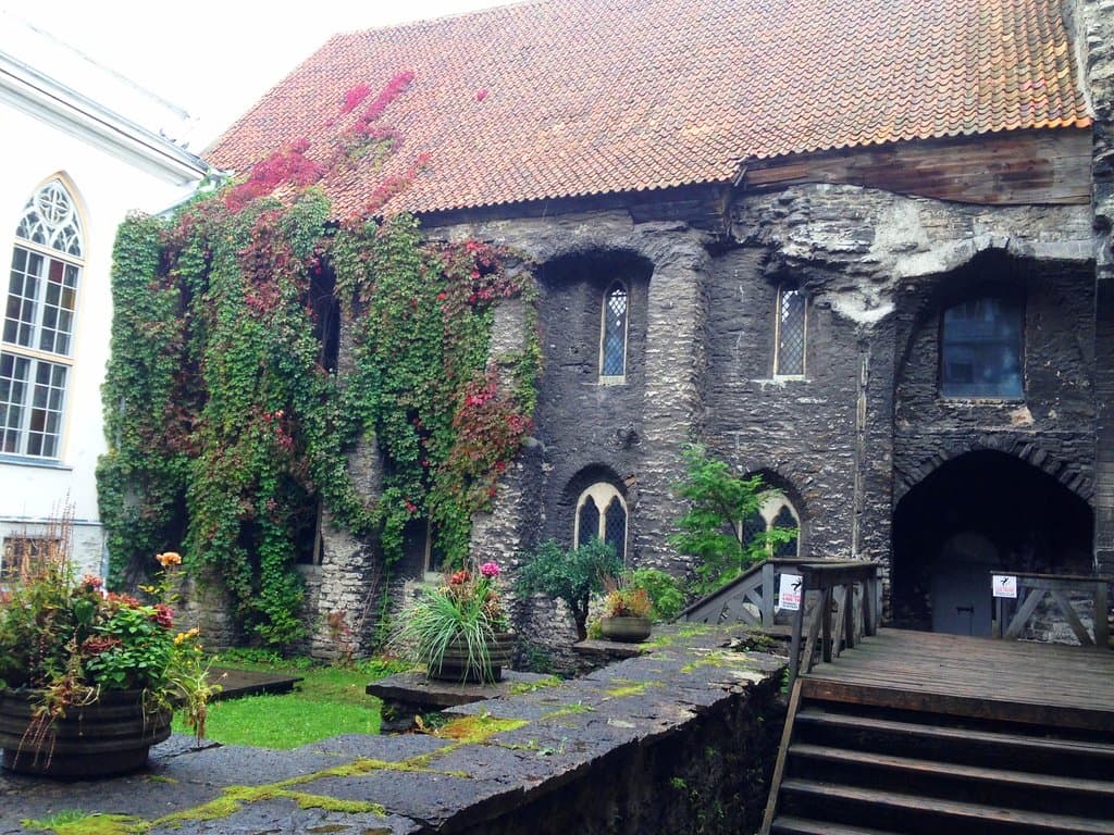 garden, entrance through the church