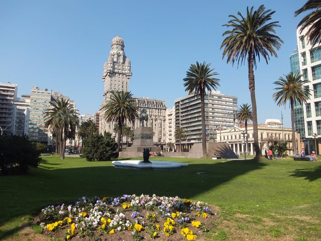 独立広場（Plaza Independencia）