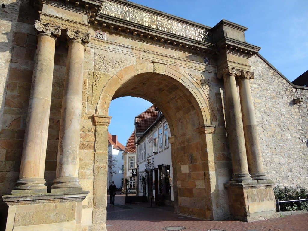 城壁の外側から見た、門の遺構