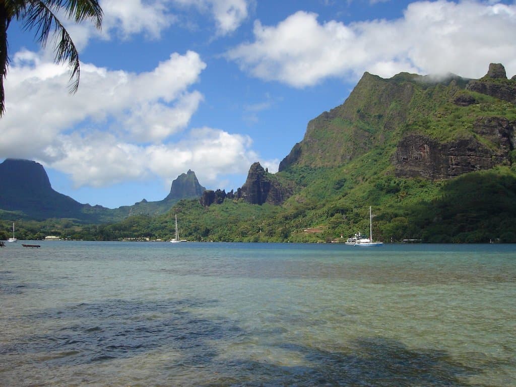 Cooks Bay / Baie de Cook