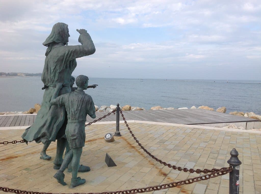 Памятник жёнам моряков на молу Чезенатико