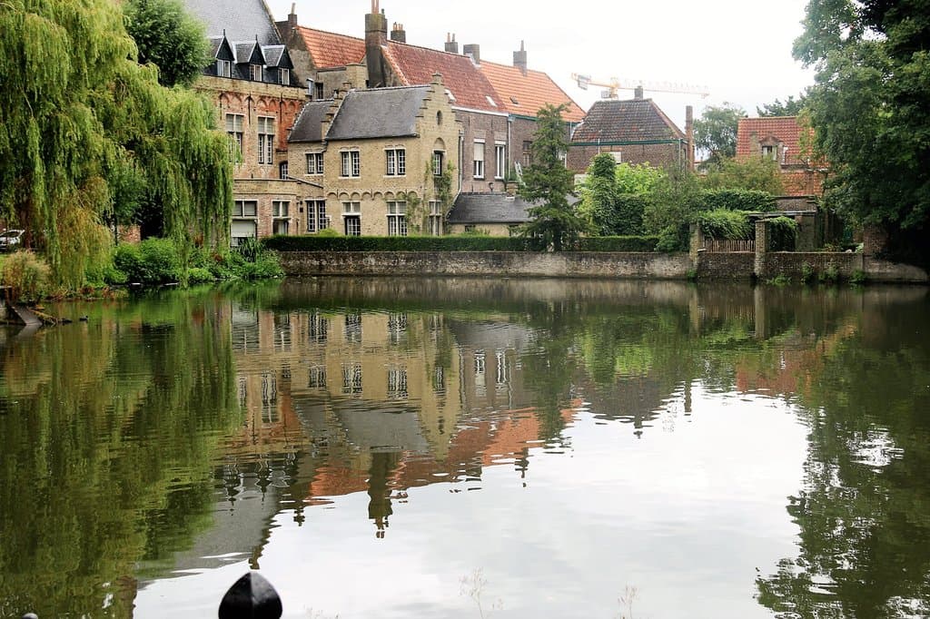 Vista envolvente do parque das beguinas em BRUGES