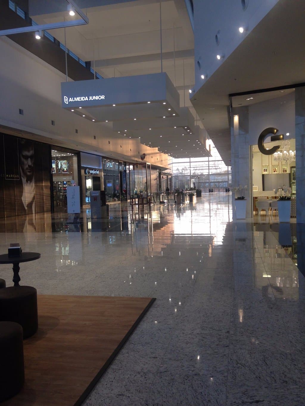 corredores amplos, claros e limpos