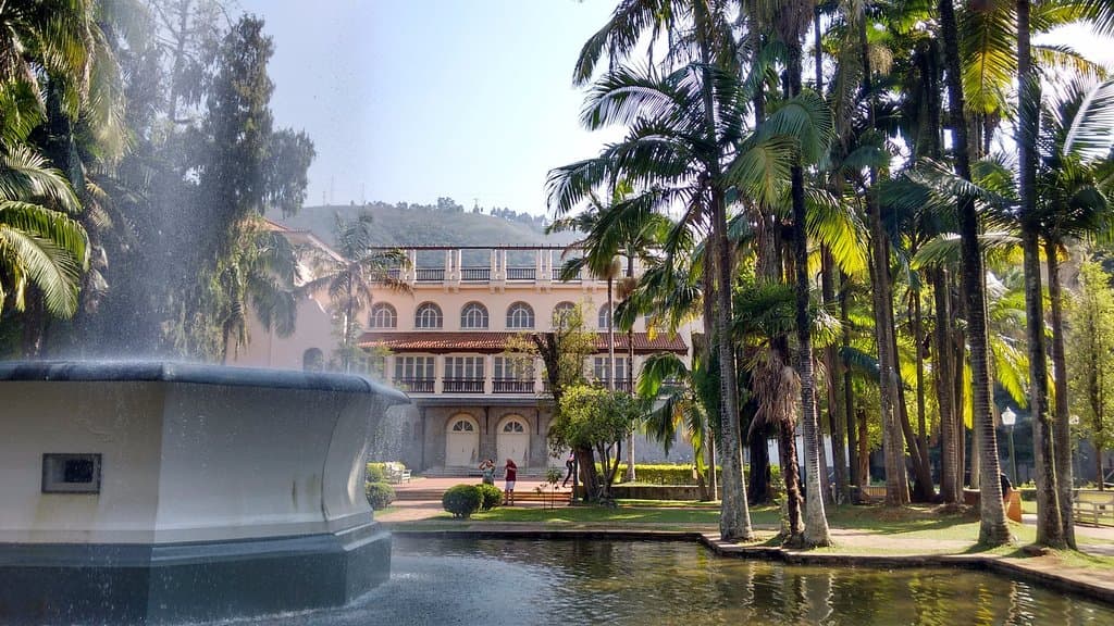 Puro charme, parecendo cenário/locação de filmagens. Certamente um lugar romântico e especial!