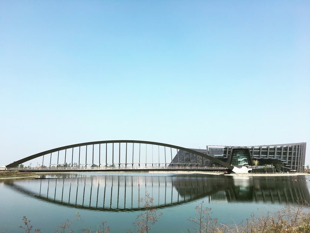 展品率少，停車場距離展館太遠，沒有遮蔽物