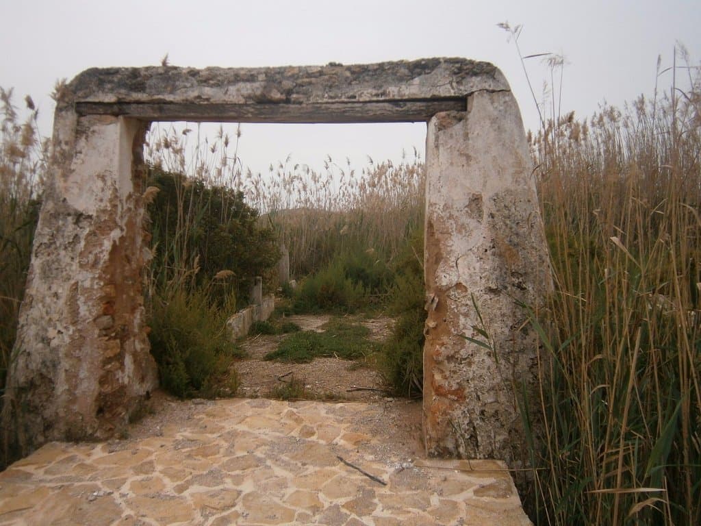 Portal clasico muy deteriorado