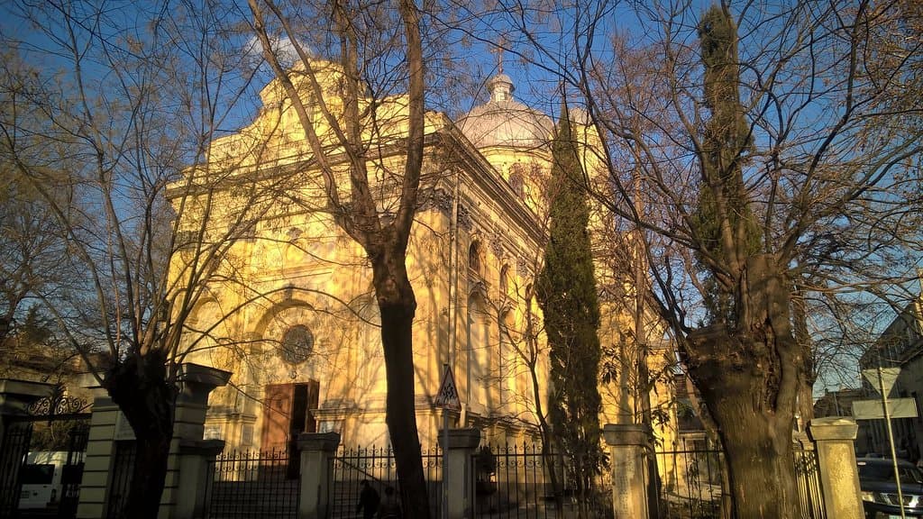 с стороны дороги