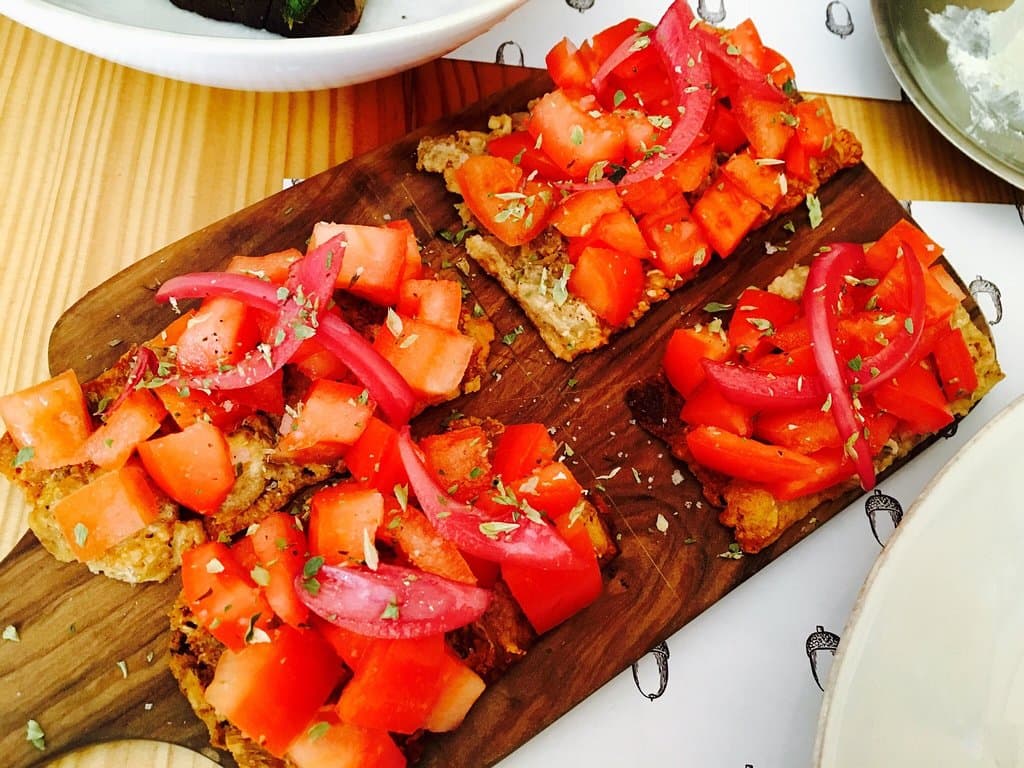 Couvert (1€); ovo 68 (4,50€); tiborna (4€); salada rosa (2,5€) e sandes "vegetariana) (7,20 €)