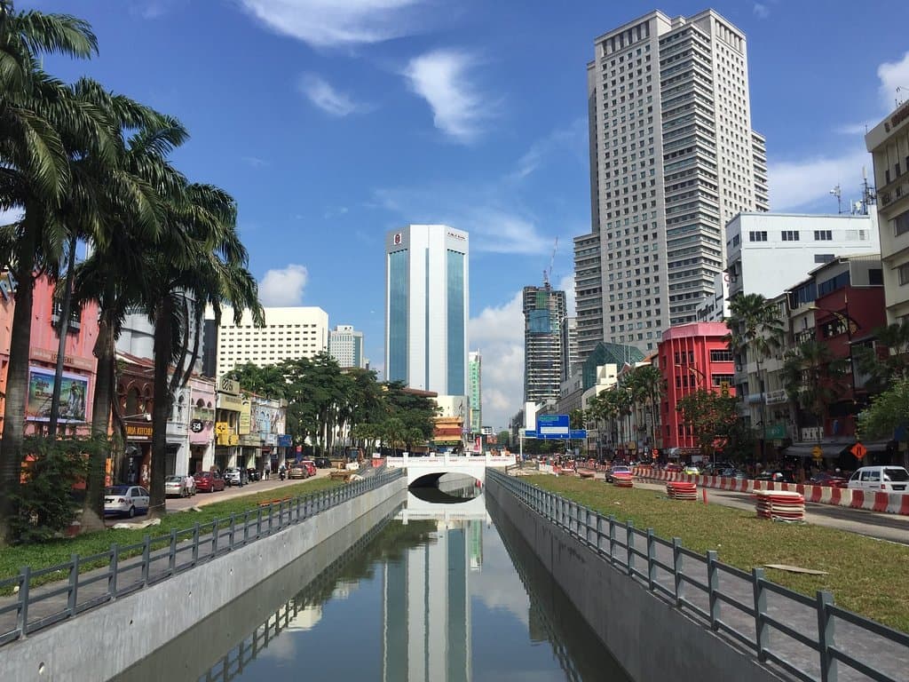 路邊的小溪