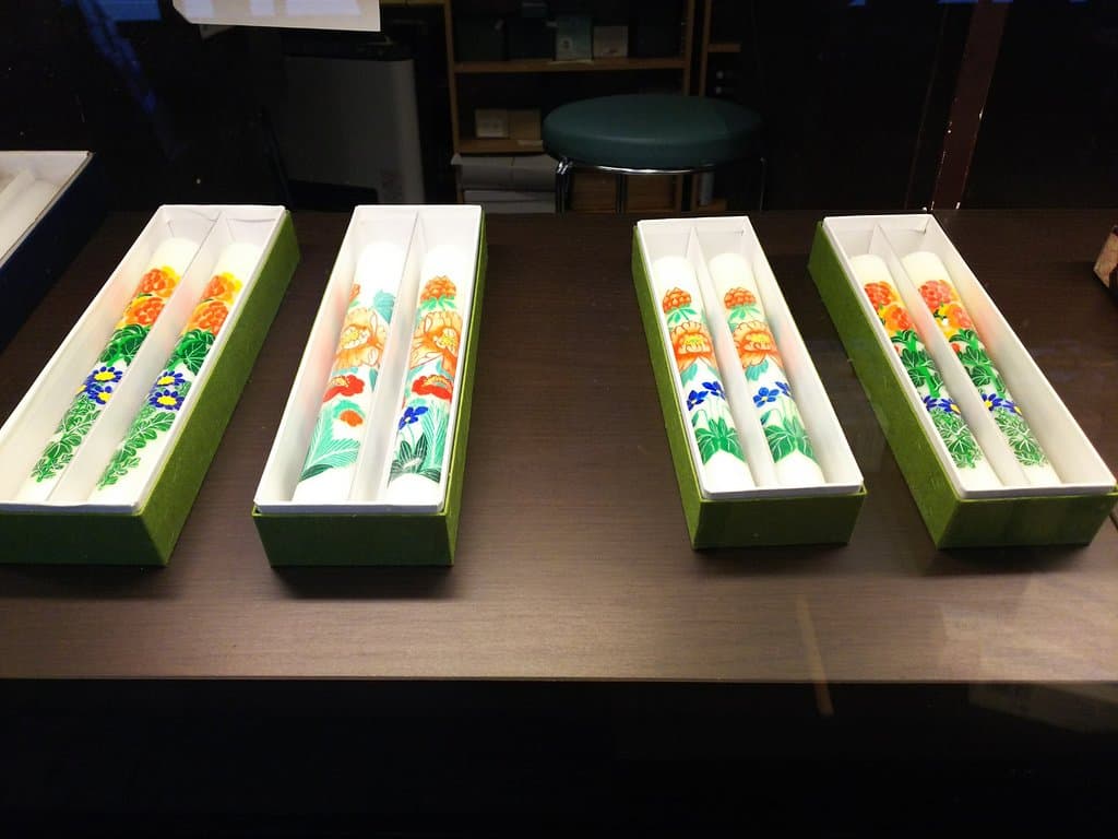 華やかな絵ろうそく、２丁（本）セットの箱入り