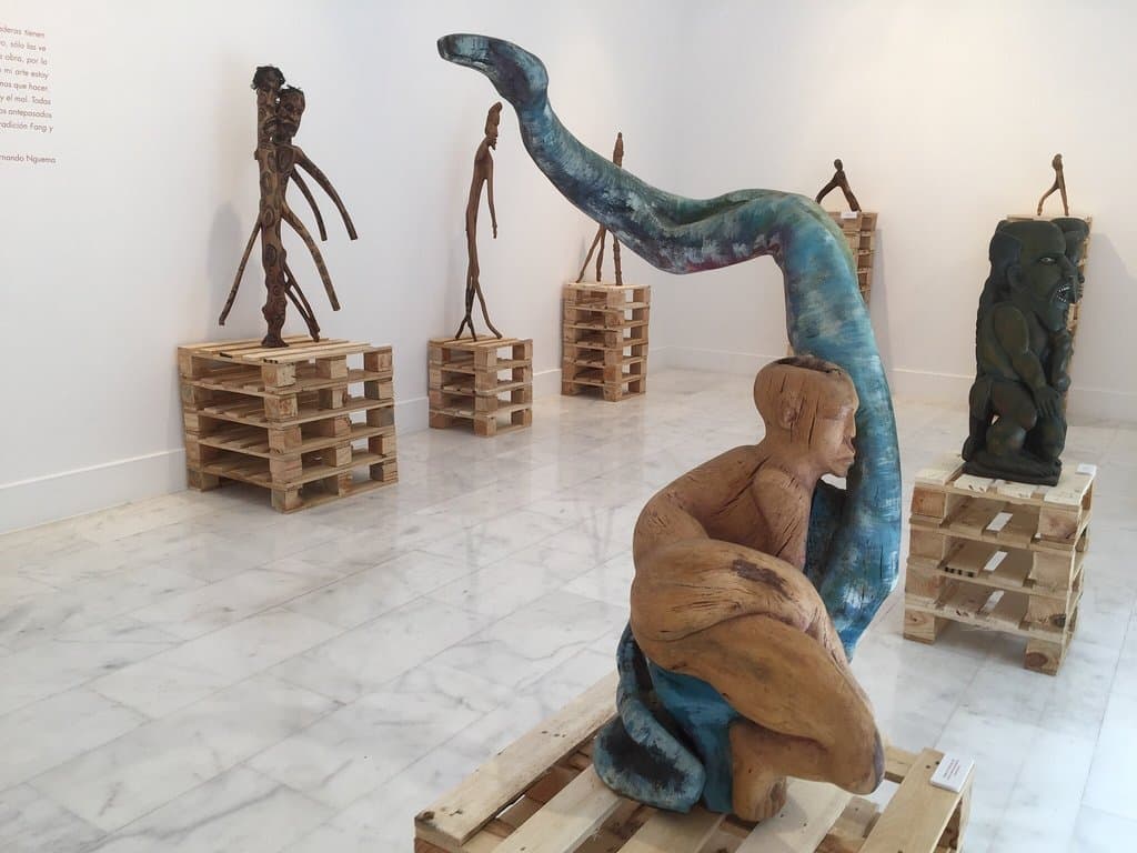 Näyttelyn avajaiset / Fernando Ngueman teoksia