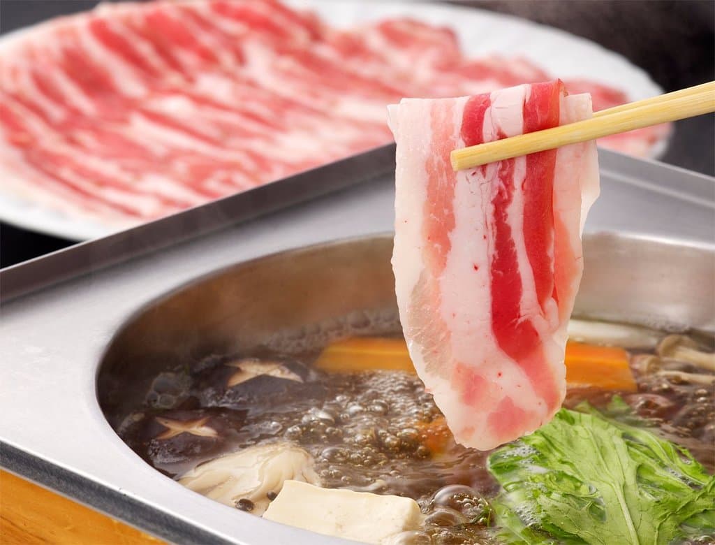 一番人気の料理です。鹿児島県産の黒豚バラ肉を使用した「黒豚しゃぶしゃぶ(お野菜盛り・〆のラーメン付)」お1人様1780円(税別)。お1人様でもお召し上がり頂けます。〆のラーメンも実に旨いと評判