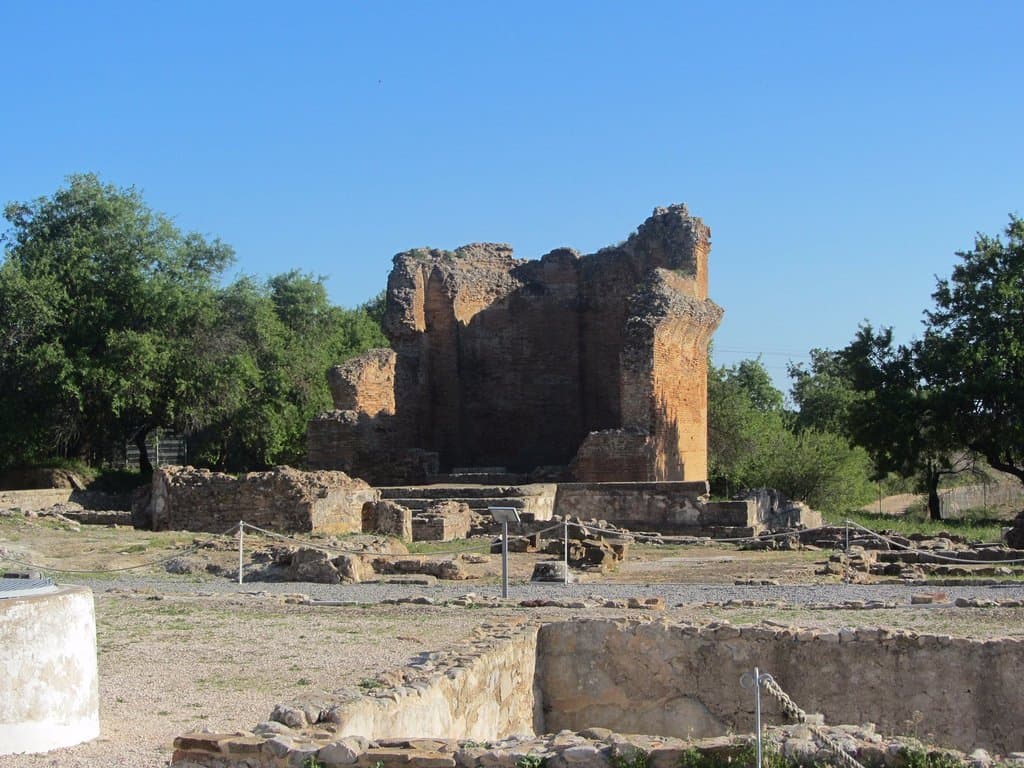 Остатки культового сооружения.