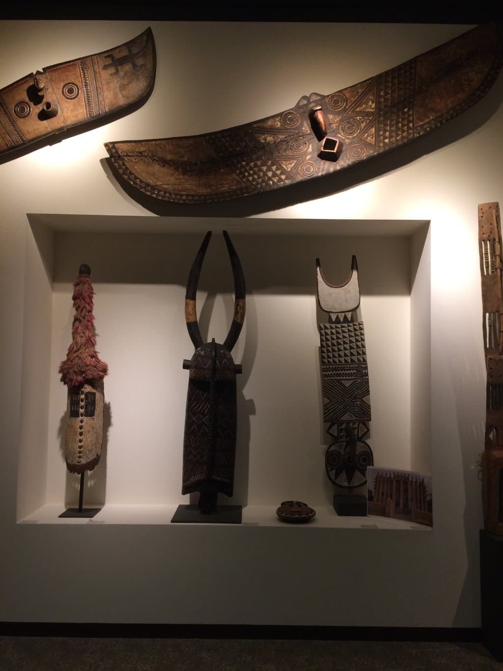 Potete chiedere maggiori informazioni in loco; l'animale con il becco è una maschera